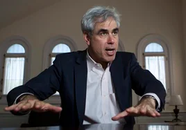 Jonathan Haidt quiere, con su ensayo, zanjar el debate de los móviles en las escuelas