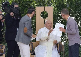El Papa abraza a un palestino y a un israelí y denuncia «el sufrimiento de los dos pueblos»