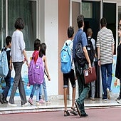 Arde en Grecia una fábrica en plena investigación por una intoxicación masiva de estudiantes