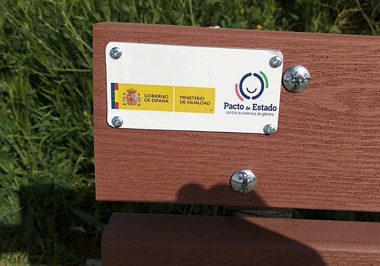 Los bancos en el municipio salmantino de Alaraz se han costeado con fondos del Pacto de Estado