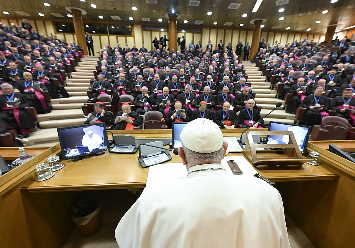 Imagen del Papa en una conferencia del Vaticano