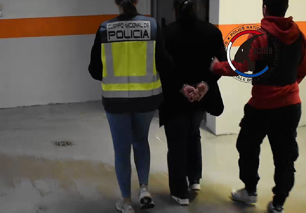 La Policía Nacional deteniendo a una de las implicadas en la trama de explotación sexual