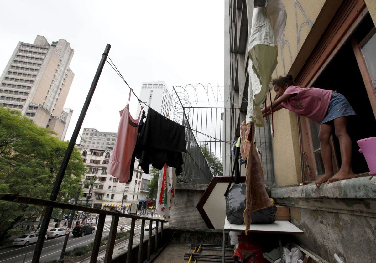 Una niña tienda la ropa en Sao Paulo, Brasil, ciudad donde ocurrió el triple asesinato