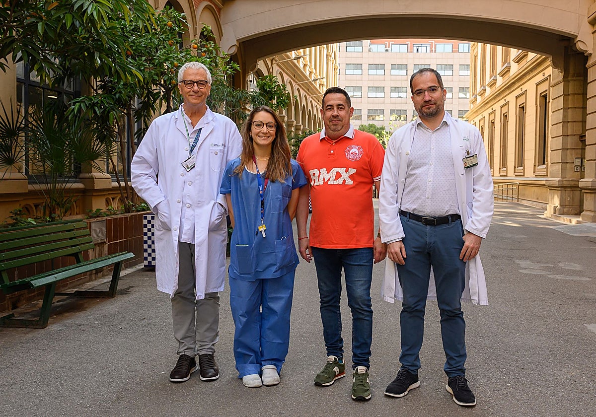 El paciente, David Andújar, junto al equipo del Clínic que le implantó el dispositivo