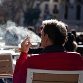 Baja el número de españoles que apoyan que se prohíba fumar en terrazas