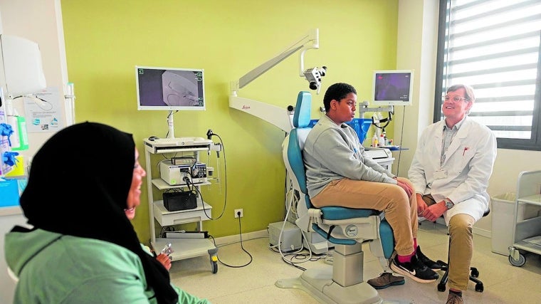 La madre de Aissam observa a su hijo, junto al doctor Haag/