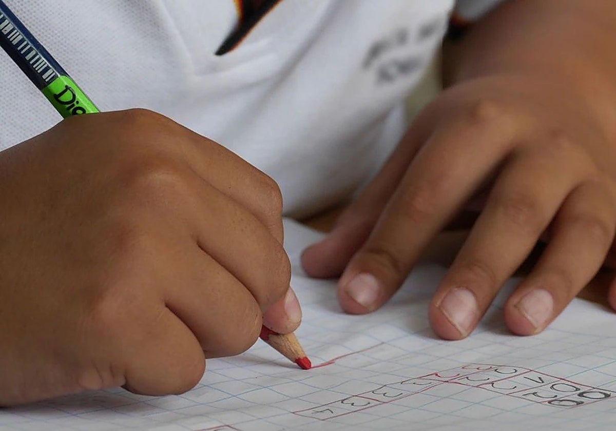 Imagen de un alumno de Primaria en clase de Matemáticas