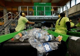 Estalla la guerra de cifras por el reciclaje de botellas de plástico: un informe advierte de que los datos son falsos