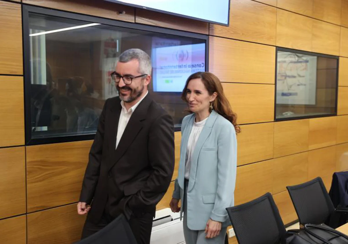 El secretario de Estado de Sanidad, Javier Padilla, camina con la ministra Mónica García