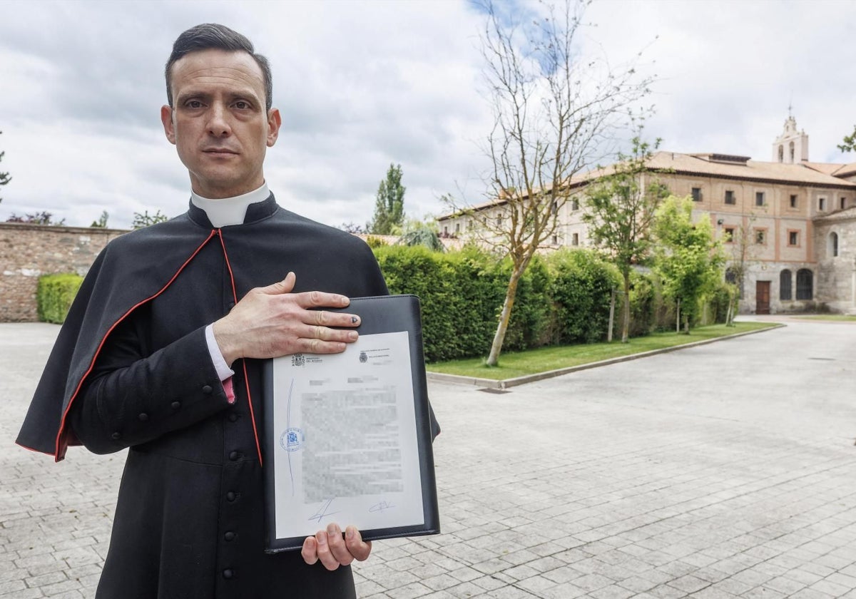 José Ceacero esta mañana, ante el monasterio de Belorado, con la denuncia presentada por la abadesa