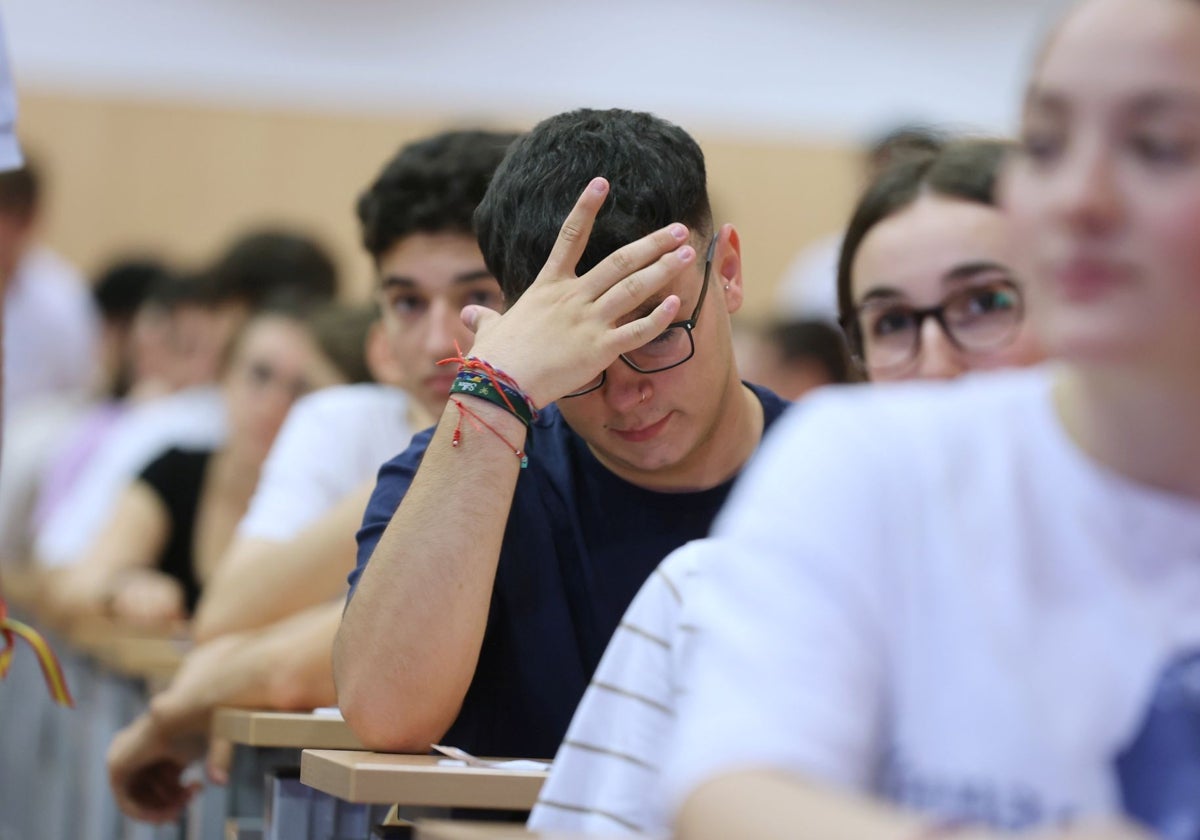 Un alumno al inicio de la prueba de Selectividad del año pasado