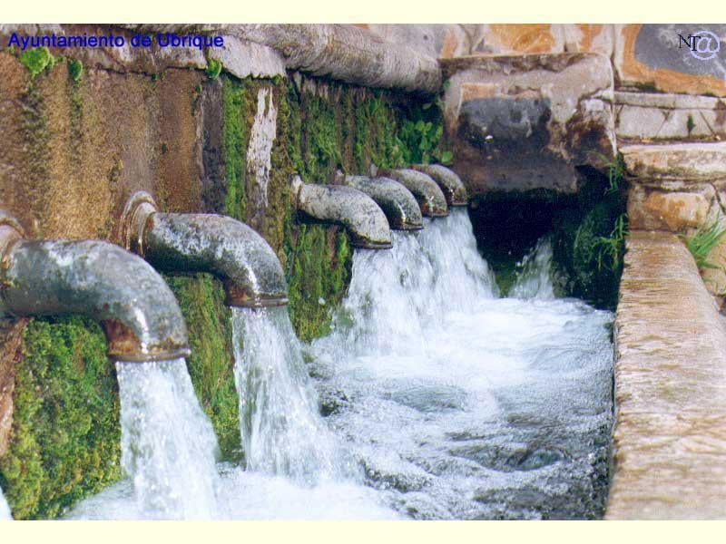 Las fuentes en los pueblos también son agua que los vecinosconsumen