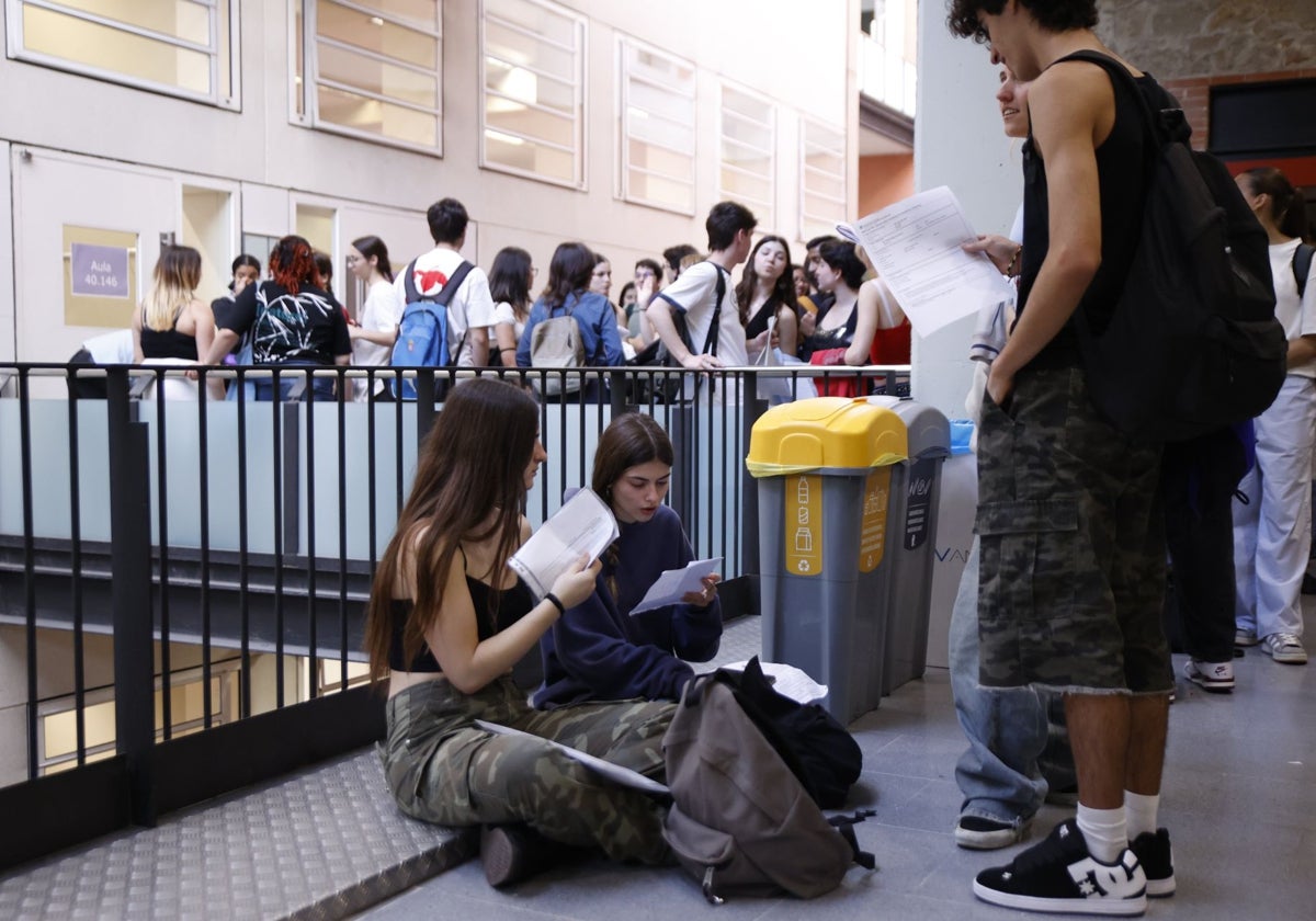 Alumnos de Selectividad repasan antes de empezar los exámenes en el campus de la UPF