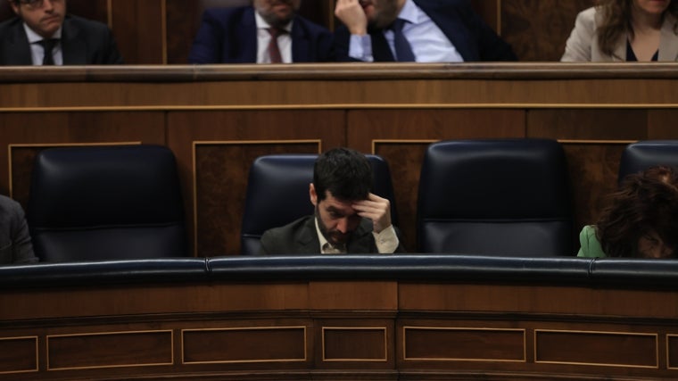 El ministro Bustinduy, en la bancada azul en el Congreso