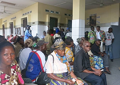 Imagen secundaria 1 - En la primera imagen aparecen Sor Ángela con una mujer durante el taller de costura. Abajo, a la izquierda, personas en la sala de espera del hospital y, a la derecha, posa un paciente a la entrada del mismo