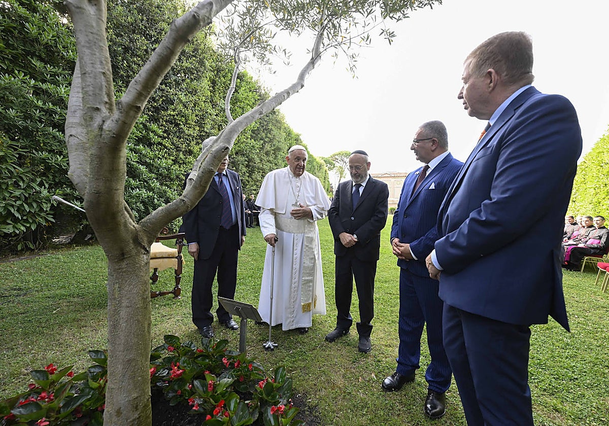 El Papa junto a los embajadores de Israel y Palestina en los Jardines Vaticanos
