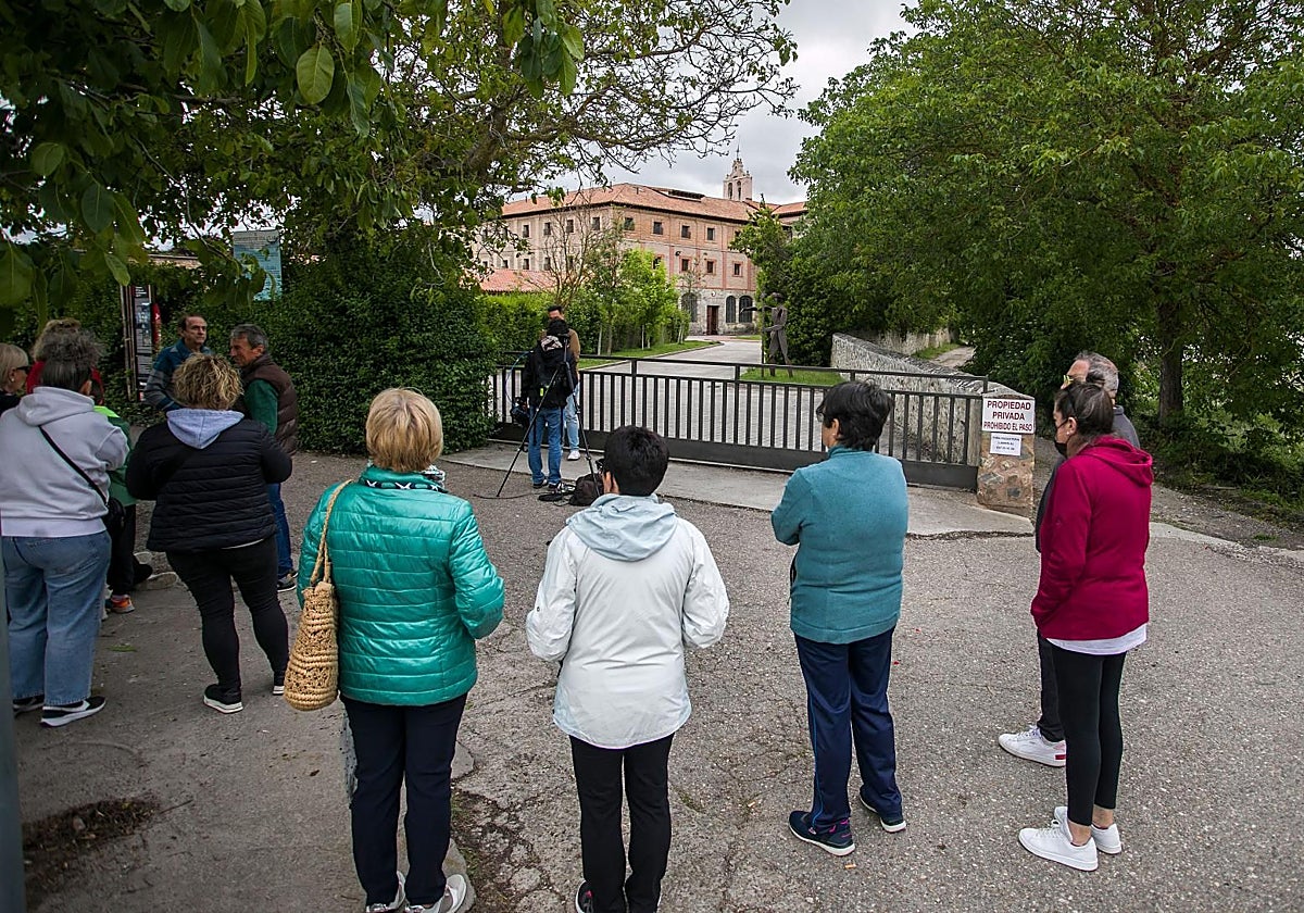 Unos vecinos se congregan en la puerta del monasterio del Belorado el pasado martes