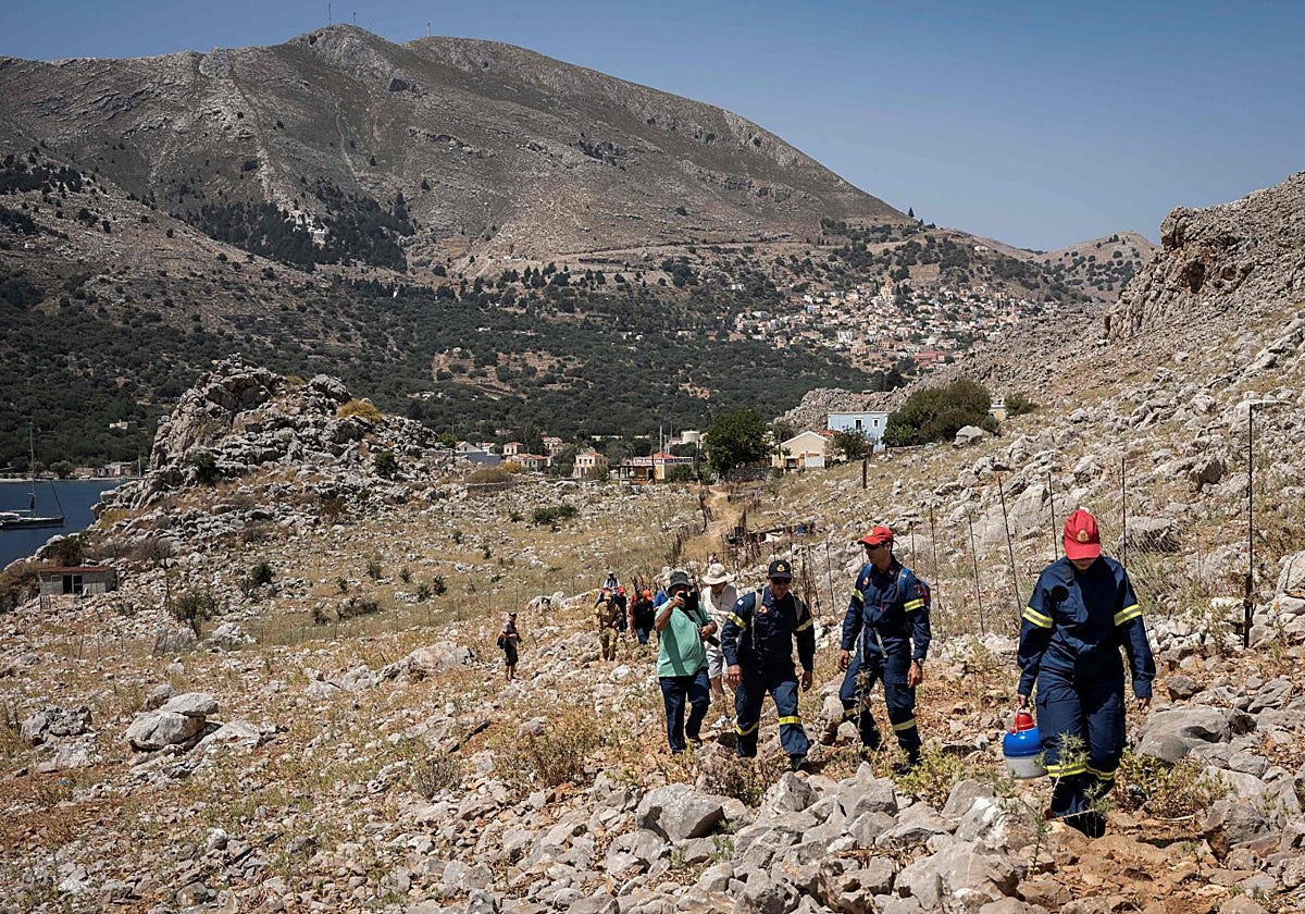 Un equipo de emergencias busca al famoso periodista británico Michael Misley en la isla de Symi, donde desapareció haciendo senderismo