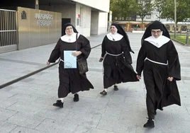 Sor Isabel, sor Sión y sor Paz (de izquierda a derecha) a sus salida de los juzgados de Burgos, donde se ratificaron en una denuncia contra el arzobispo Mario Iceta