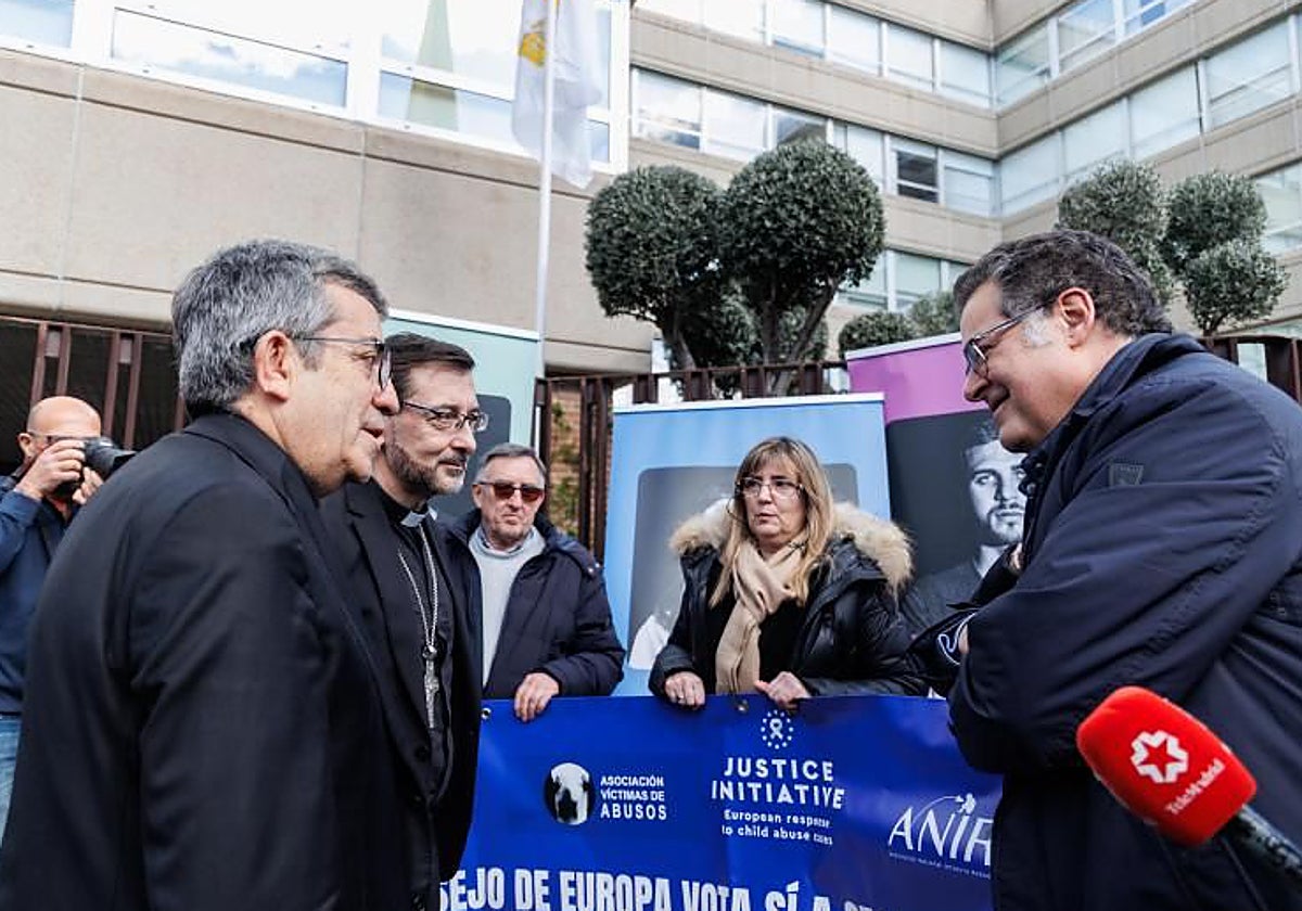Luis Argüello y José Cobo saludan a Juan Cuatrecasas (derecha) en la puerta de la Conferencia Episcopal nada más ser elegidos