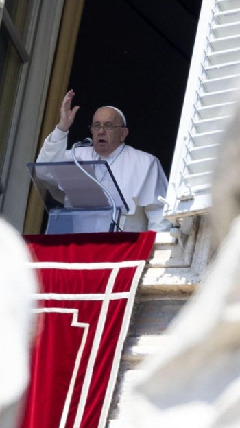 El Papa Francisco dirige la oración del Regina Caeli del domingo desde la ventana de su despacho