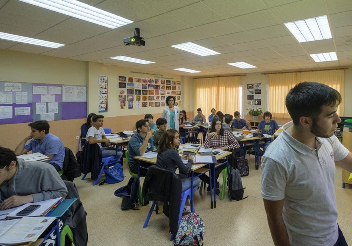 Alumnos en un instituto durante una clase de matemáticas