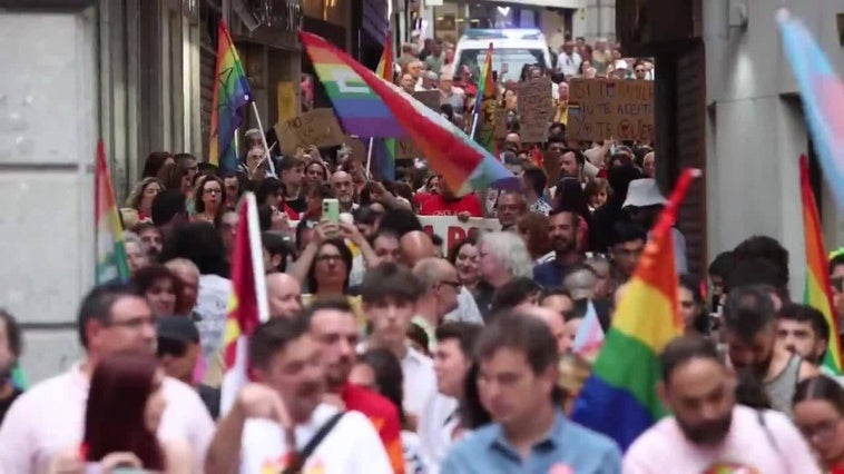 Unas trescientas personas se manifiestan en apoyo al colectivo LGTBI en Toledo
