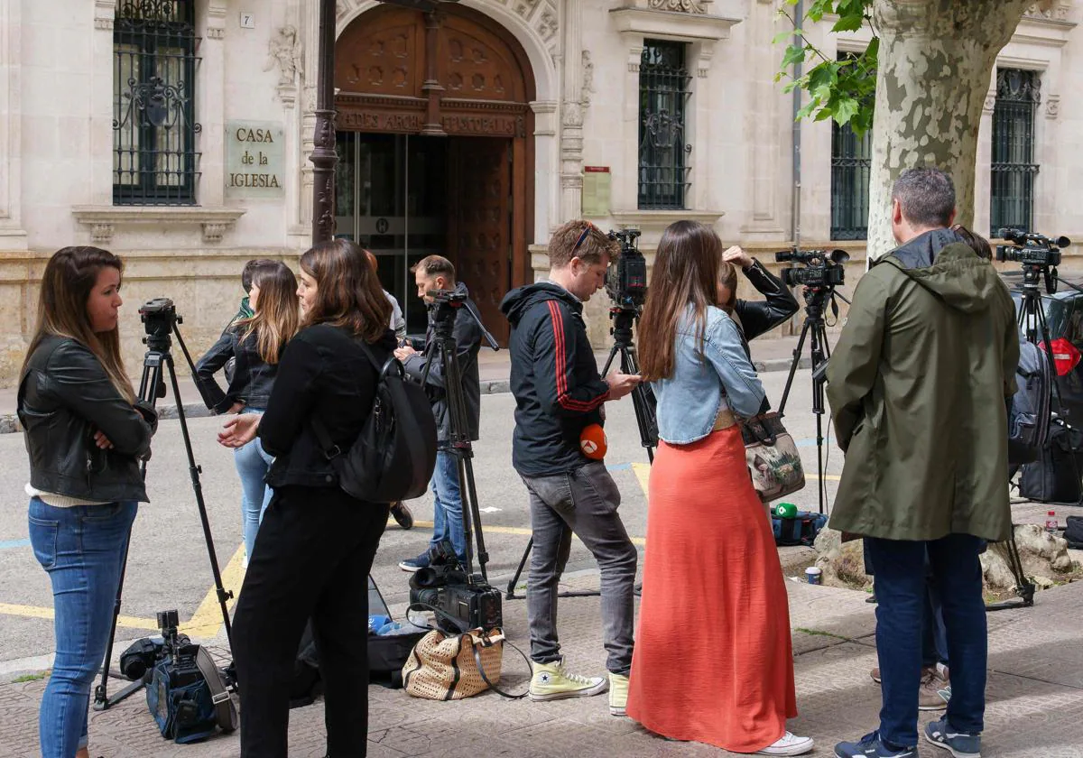 Periodistas esperando en la puerta de Arzobispado de Burgos