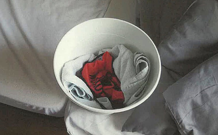 Imagen principal - iEn la imagen superior, la papelera en la que el asesino escondió el botín. Abajo a la izquierda, lugares de interés marcados por la Guardia Civil del recorrido que hicieron los autores. En el hostal donde se ocultó el autor con su supuesta novia los agentes hallaron también dos bolsas con pastillas de éxtasis y hachís.