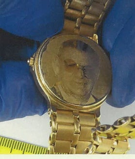 Imagen secundaria 2 - En la imagen superior, estado de la vivienda de los Villar Fernández incendiada por el asesino. Abajo, catorce relojes y la pulsera de la madre: 