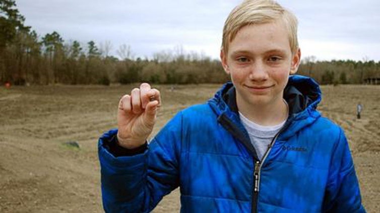 Quién es el niño de 14 años que se ha convertido en millonario por mirar al suelo