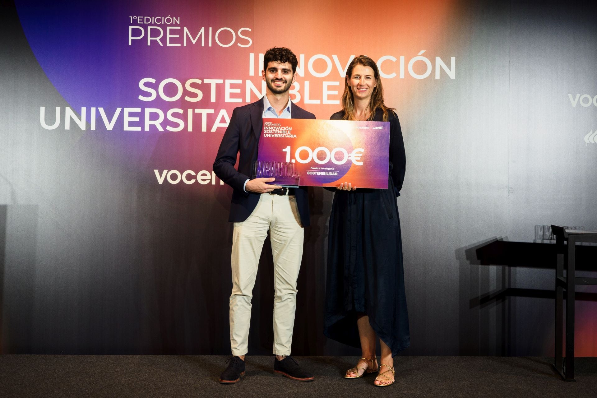 Mariana Ramonell, directora de sostenibilidad de Vocento, hace entrega del premio en la categoría de Sostenibilidad a Miguel Iglesias Molino, estudiante de la Universidad Carlos III, por su trabajo fin de grado