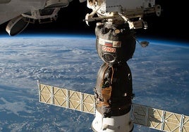 Un satélite ruso se rompe en el espacio y obliga a refugiarse a los astronautas de la Estación Espacial Internacional