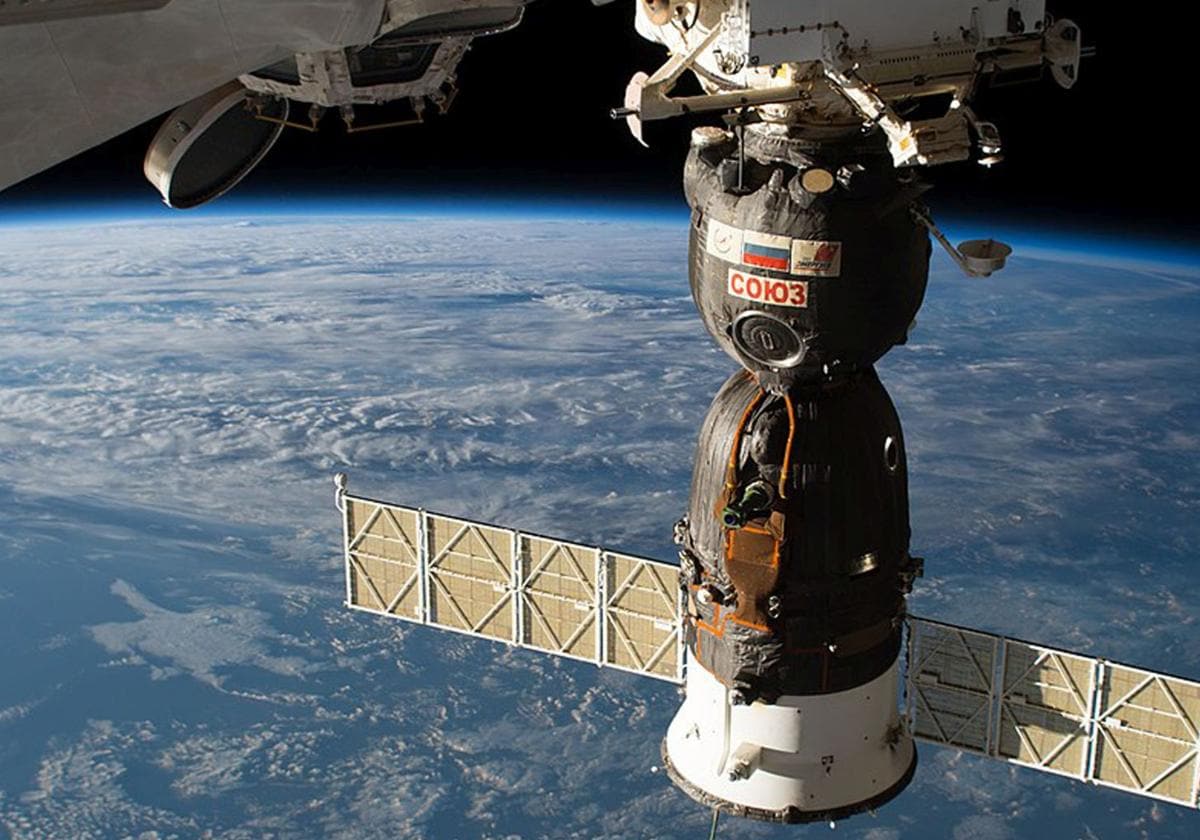 Una nave Soyuz acoplada a la Estación Espacial Internacional
