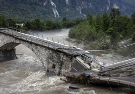 El puente Visletto se ha derrumbado a causa de las grandes inundaciones en el Valle de Maggia, Suiza