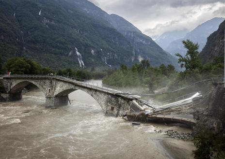 Imagen secundaria 1 - Imágenes de las lluvias torrenciales en Suiza