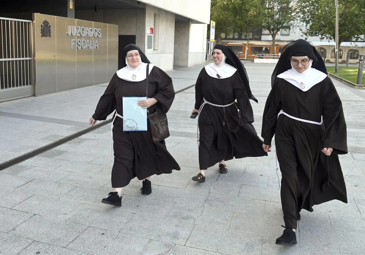 La exabadesa, izquierda, con una carpeta, a la salida de los Juzgados de Burgos junto a sor Sión y sor Paz