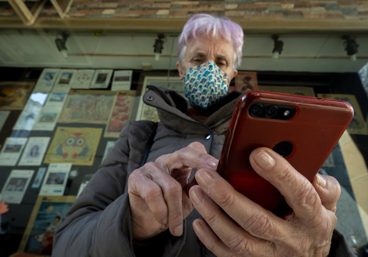 Persona mayor utilizando un teléfono móvil