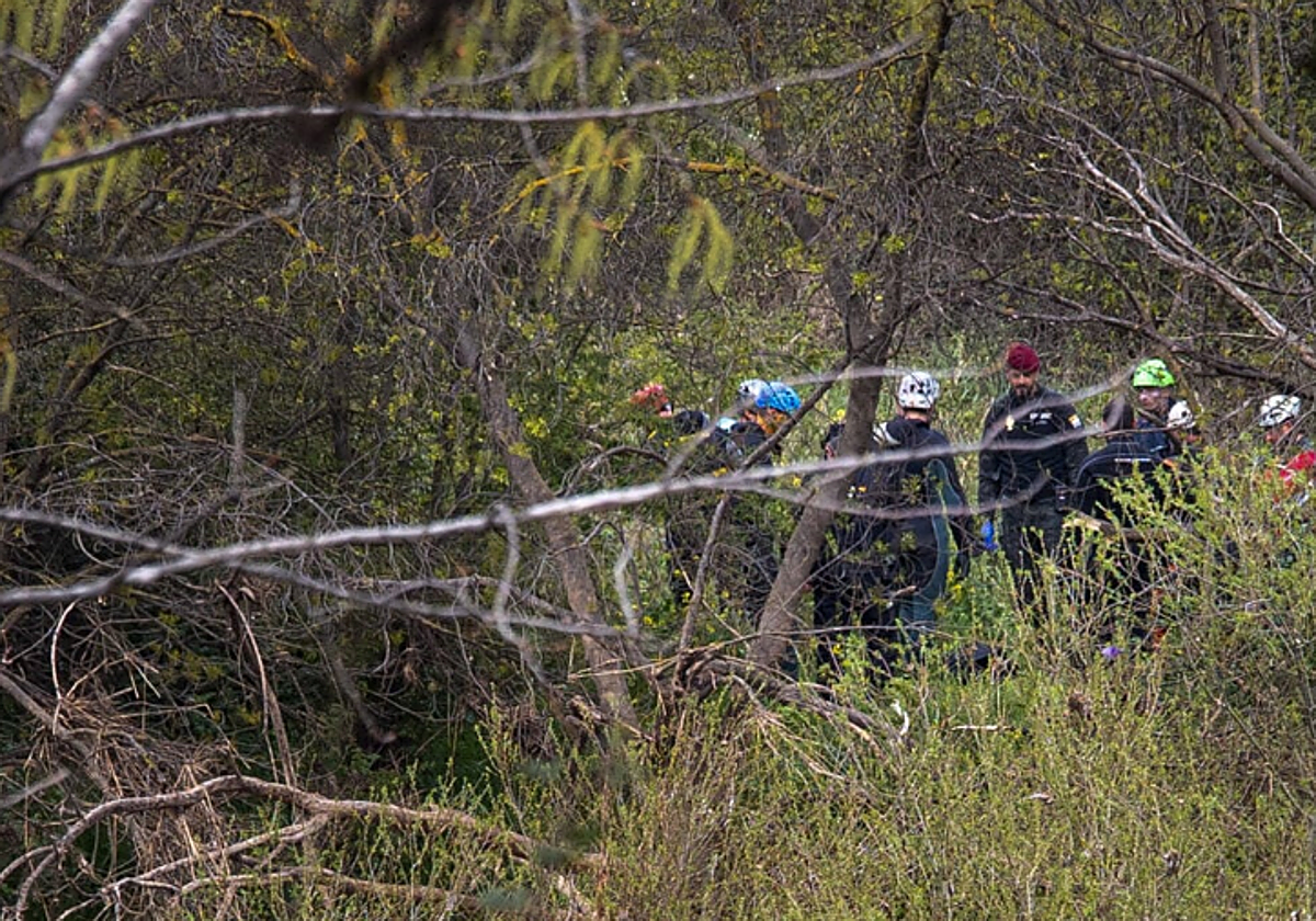 Imagen de archivo del rescate de un cadáver  en el entorno del Parque del Ebro de Logroño