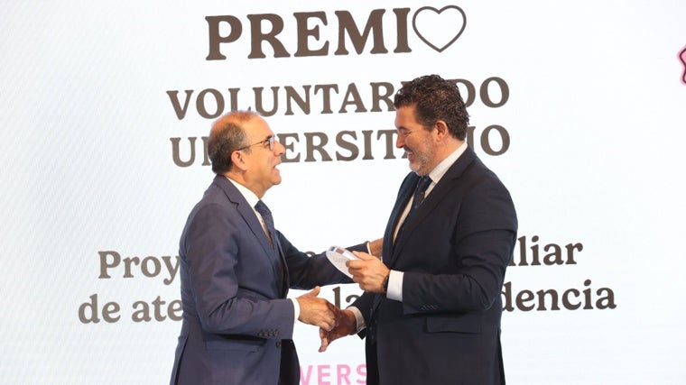 El rector de la Universidad de Sevilla, Miguel Ángel Castro y el director de ABC, Julián Quirós