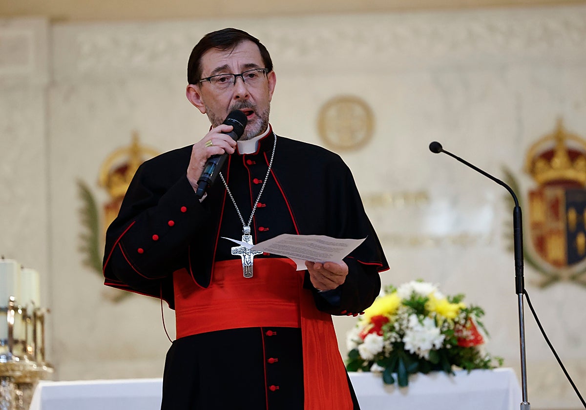 Monseñor José Cobo ha presidido la ceremonia de ordenación en la catedral madrileña de La Almudena. La imagen es de archivo