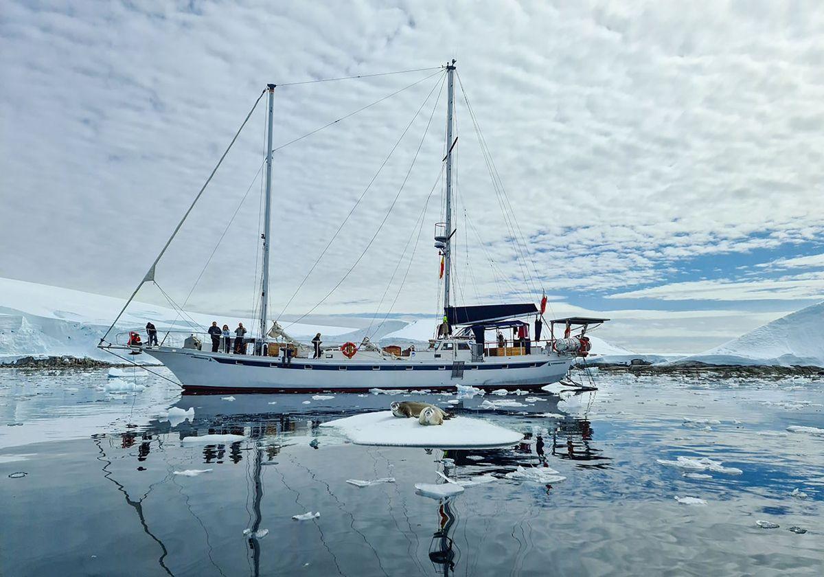 El velero El Doblón, en el que navegarán estas cinco aventureras