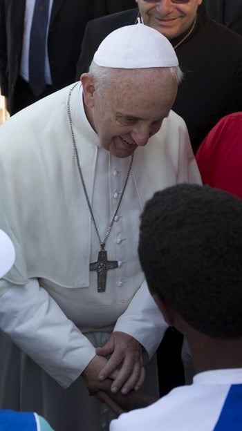 El Papa conversa con un grupo de inmigrantes durante su visita a la isla de Lampedusa, en julio de 2013