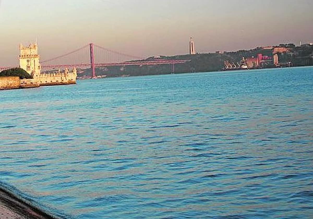 Imagen del río Tajo a la altura de su desembocadura en Lisboa (Portugal)
