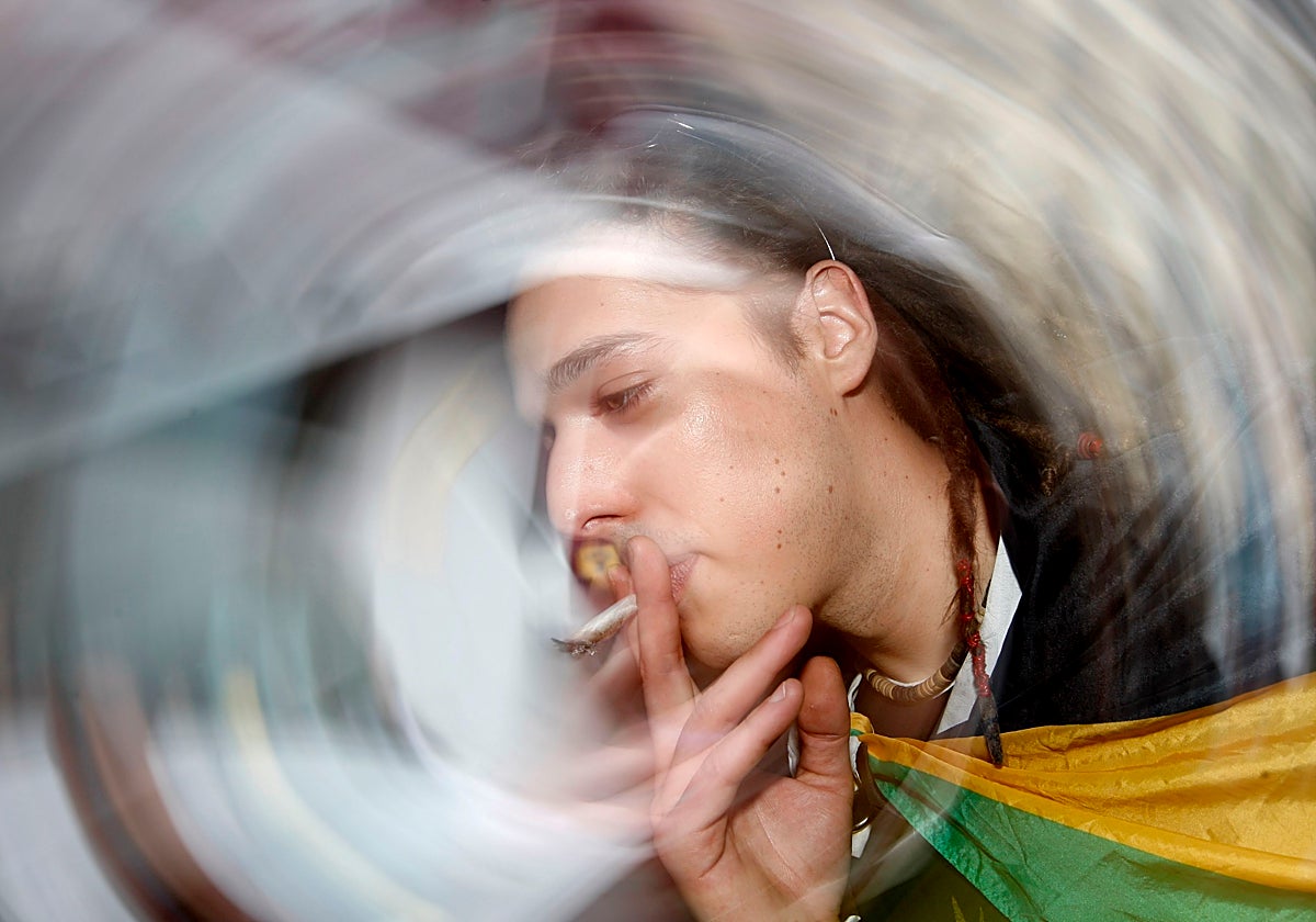 Un ciudadano fuma marihuana en un club cannábico de Barcelona