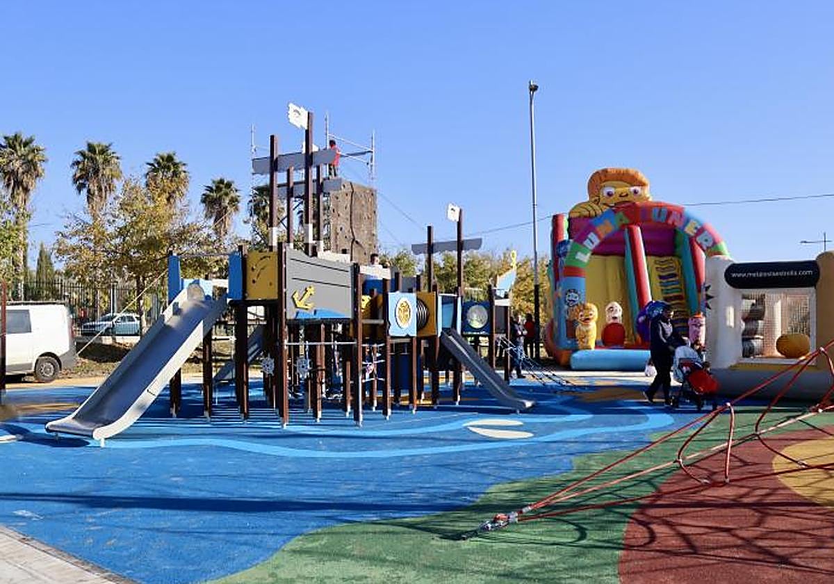 Parque infantil con suelo de caucho