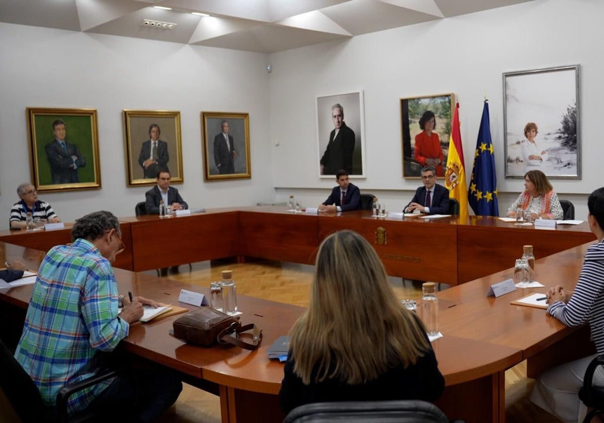 Un momento de la reunión del ministro Bolaños con las asociaciones de víctimas