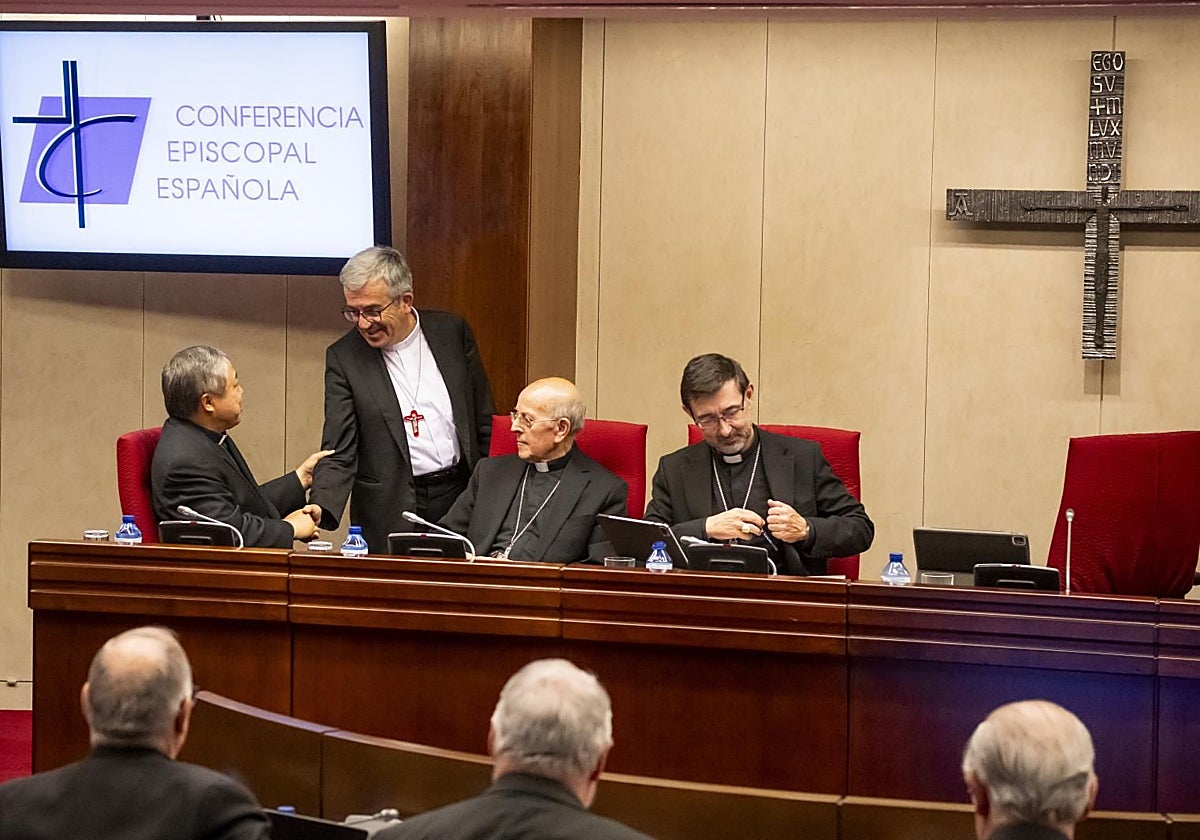 El presidente de los obispos, Luis Argüello, de pie, saluda al nuncio apostólico presente en la asamblea