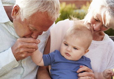 ¿Deberían los abuelos en España cobrar un sueldo por cuidar de sus nietos?