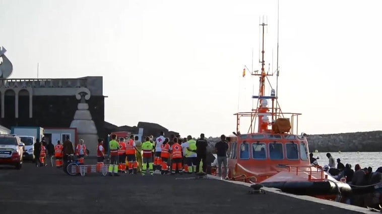 Remolcan a El Hierro un cayuco con unas 100 personas